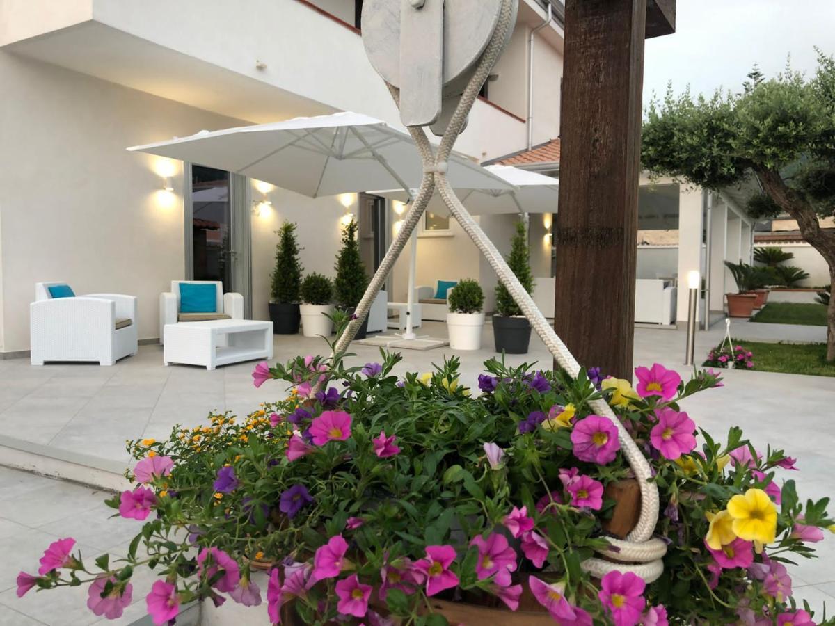 Invilla Bed&Breakfast - Quality Rooms Санта-Марія-ді-Кастеллабате Екстер'єр фото