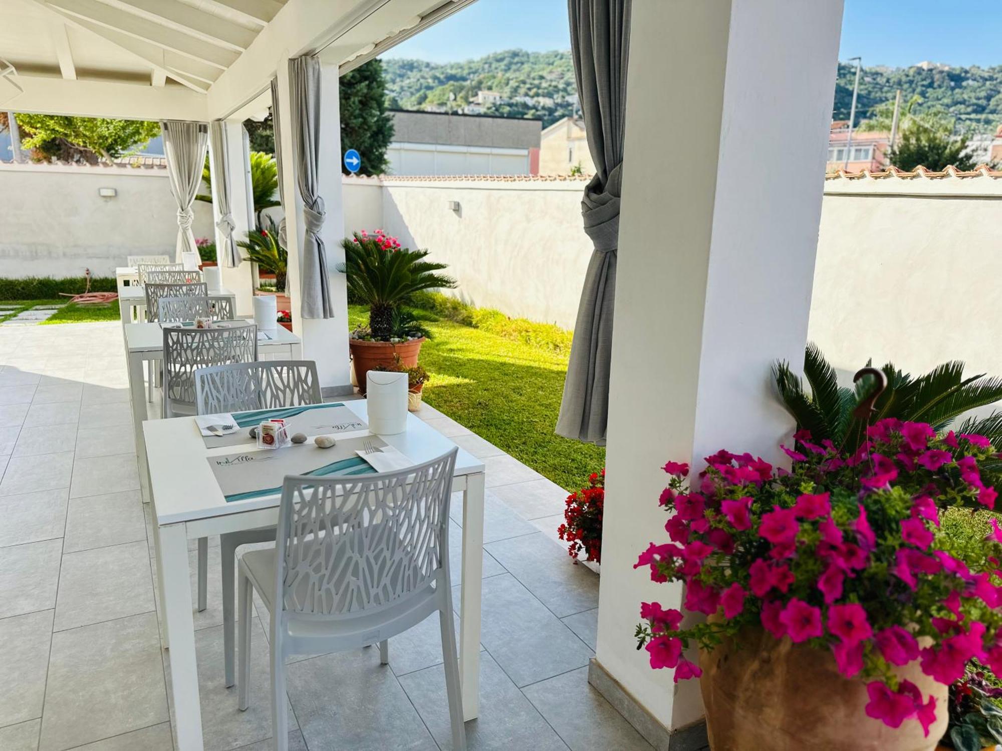 Invilla Bed&Breakfast - Quality Rooms Санта-Марія-ді-Кастеллабате Екстер'єр фото