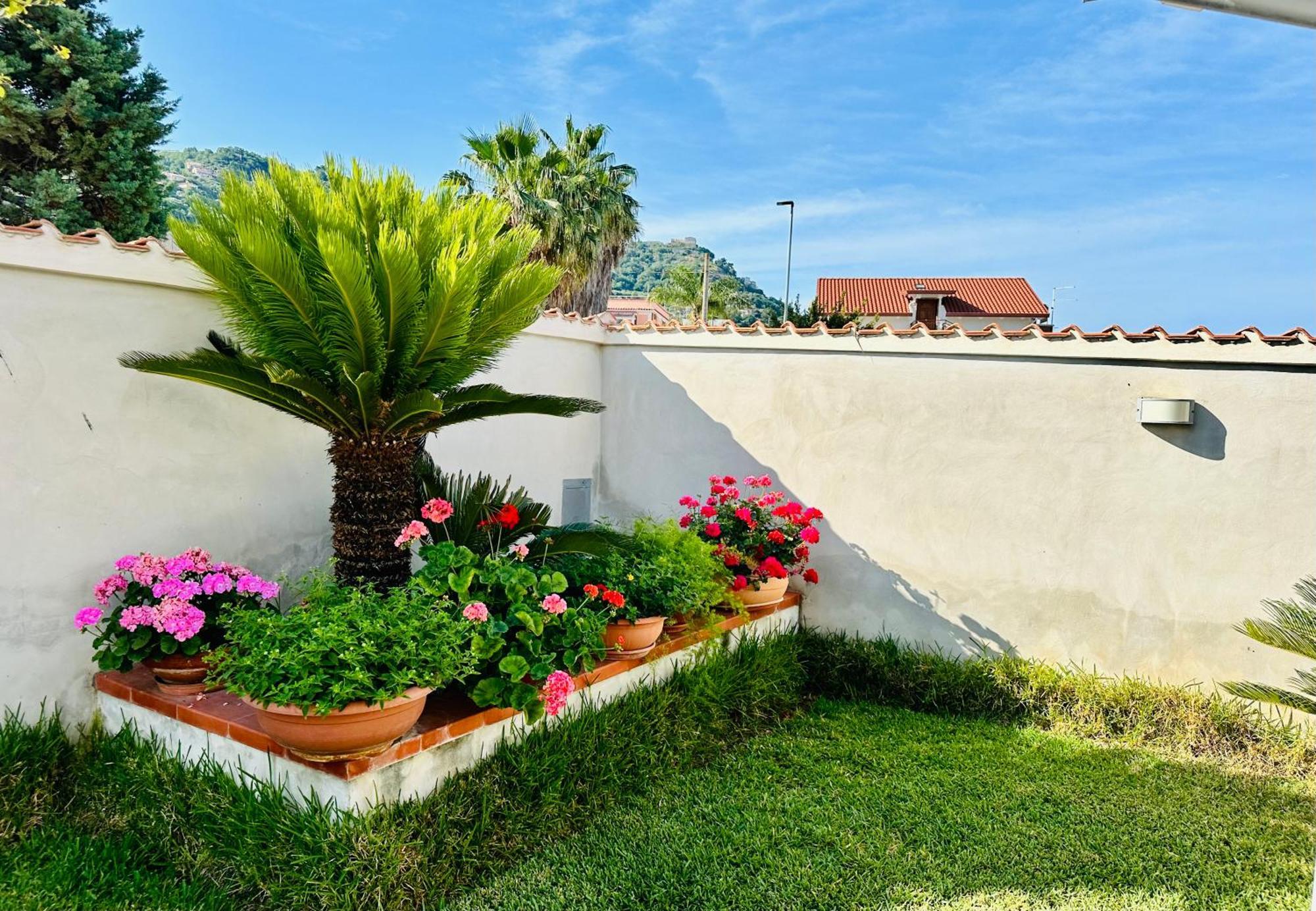 Invilla Bed&Breakfast - Quality Rooms Санта-Марія-ді-Кастеллабате Екстер'єр фото