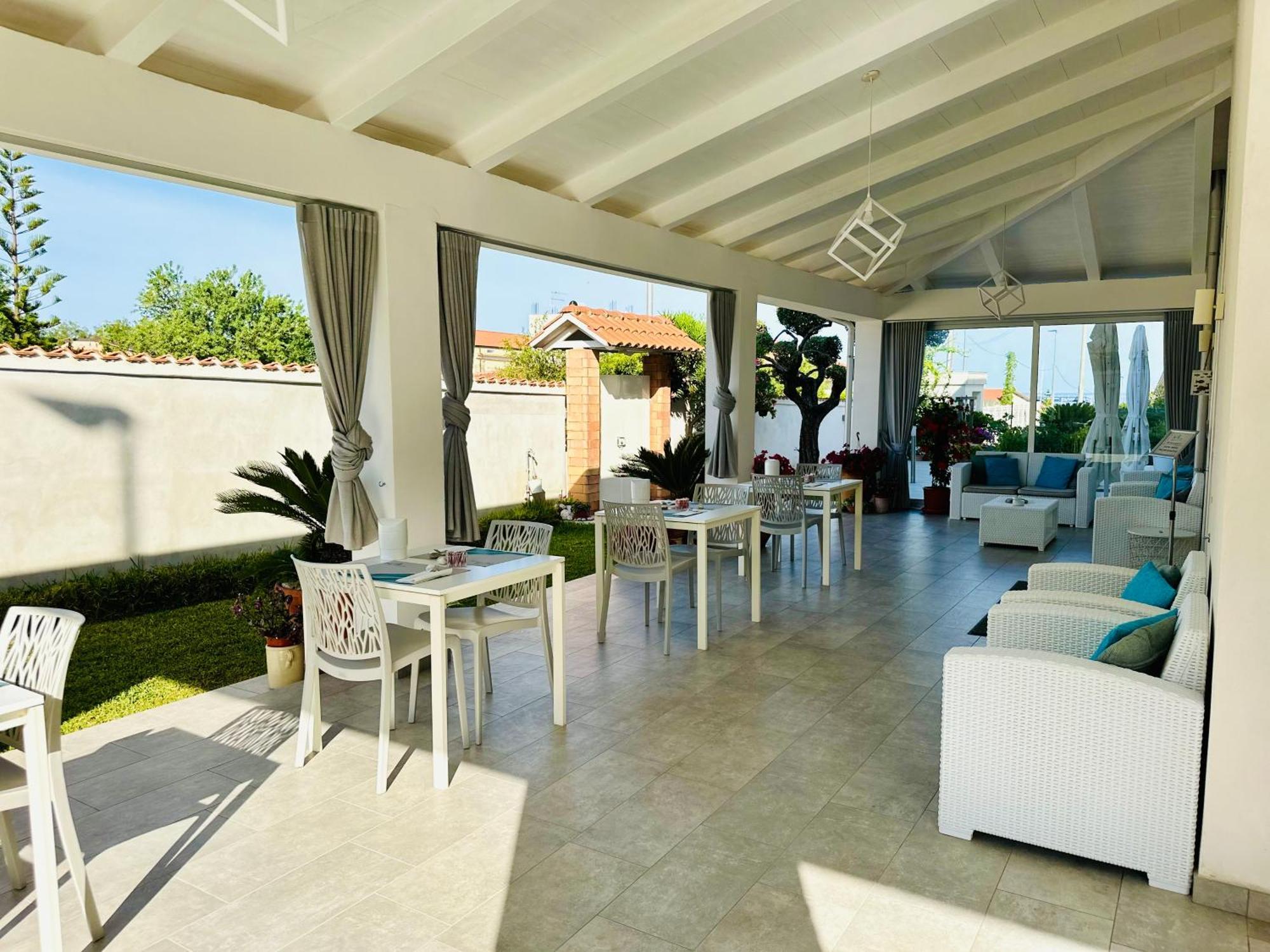 Invilla Bed&Breakfast - Quality Rooms Санта-Марія-ді-Кастеллабате Екстер'єр фото