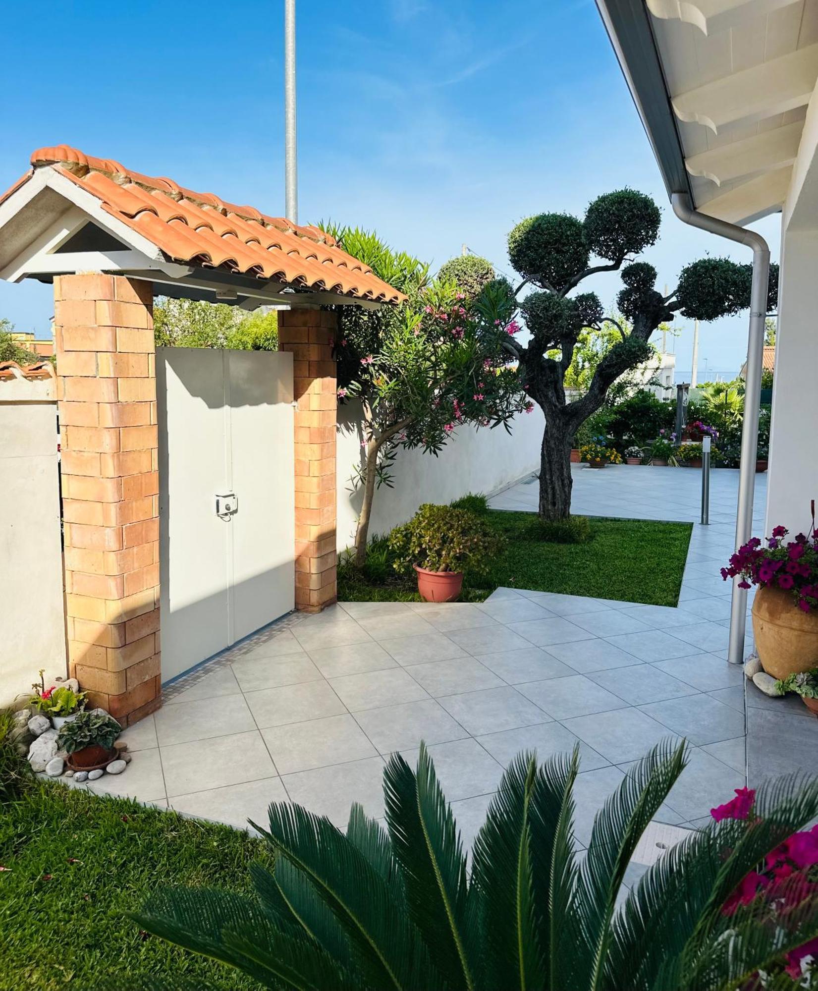 Invilla Bed&Breakfast - Quality Rooms Санта-Марія-ді-Кастеллабате Екстер'єр фото