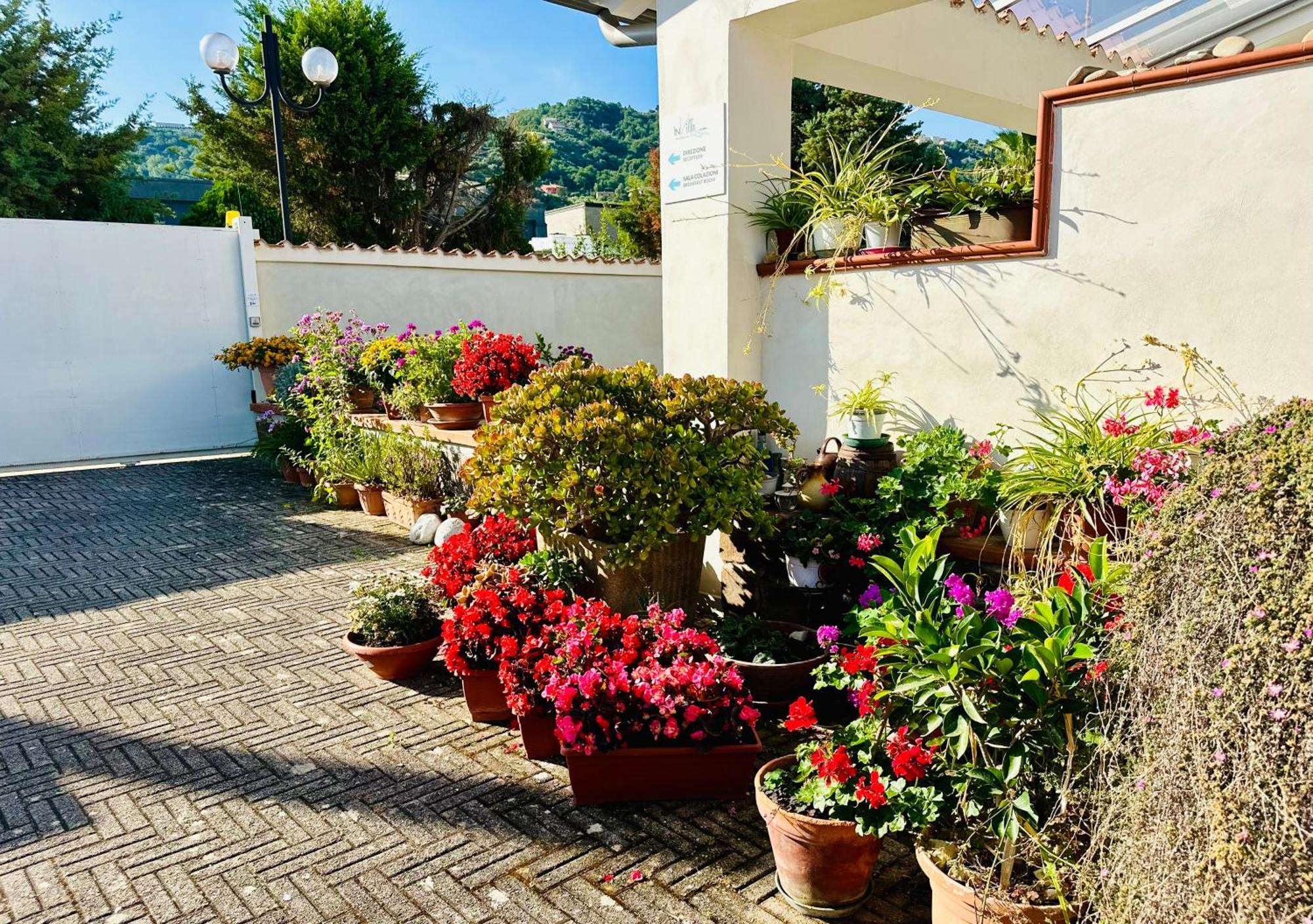 Invilla Bed&Breakfast - Quality Rooms Санта-Марія-ді-Кастеллабате Екстер'єр фото