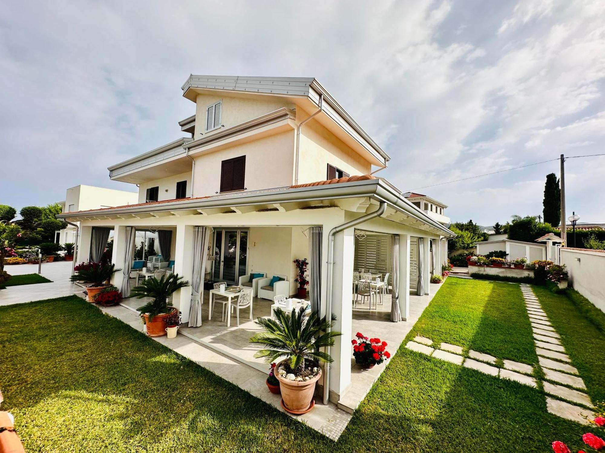 Invilla Bed&Breakfast - Quality Rooms Санта-Марія-ді-Кастеллабате Екстер'єр фото